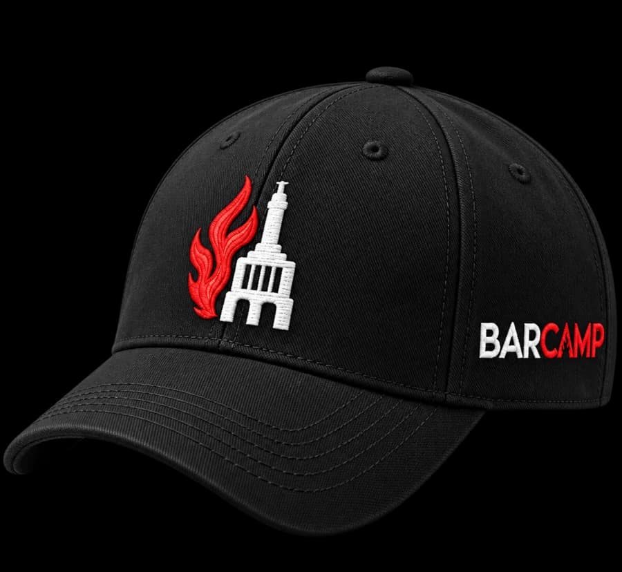 Gorra negra con el isotipo bordado al frente